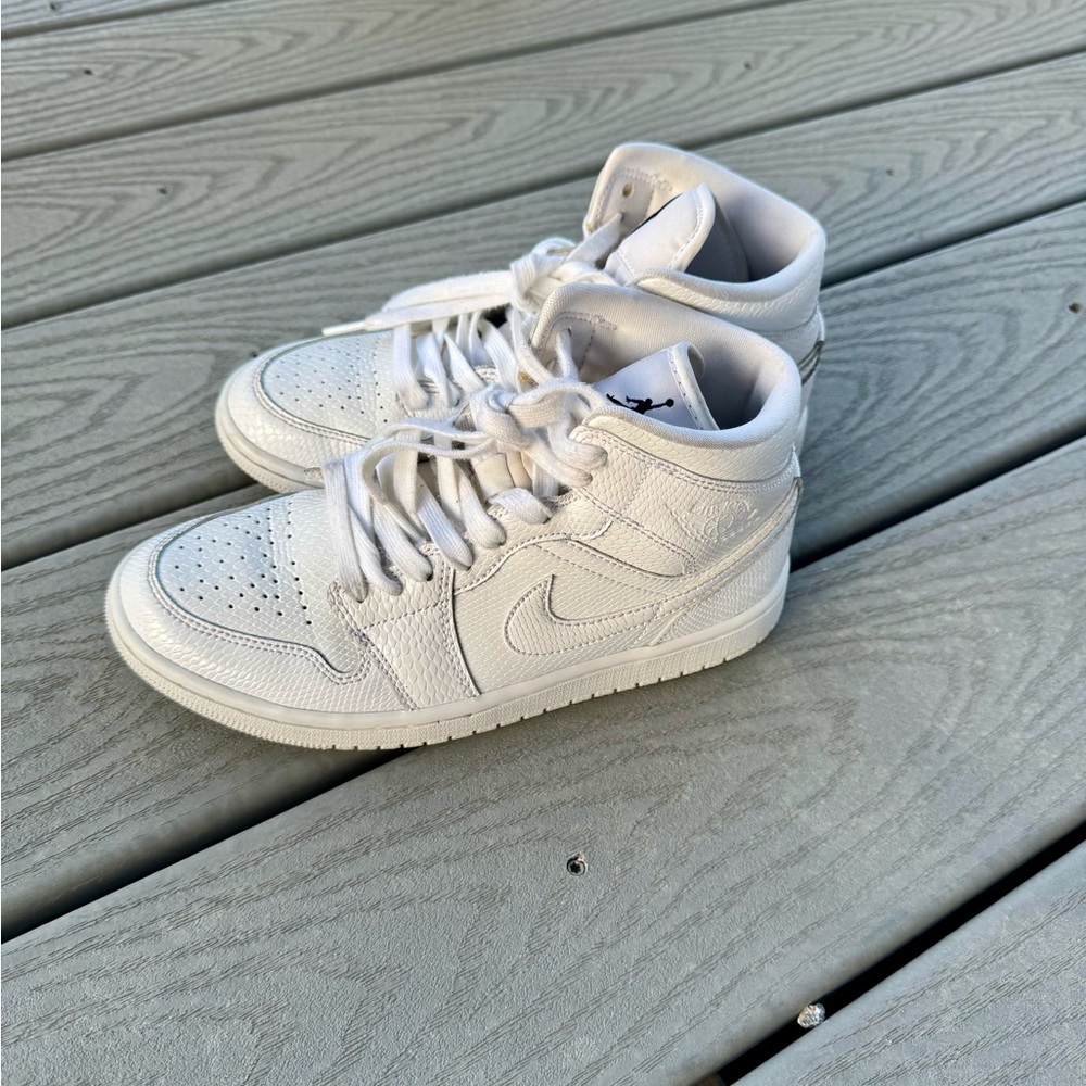 Air Jordan 1 Mid Triple White Women’s 6